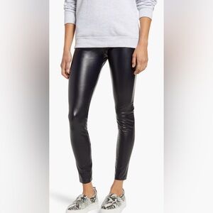 HUE Shiny faux leather Black Leggings